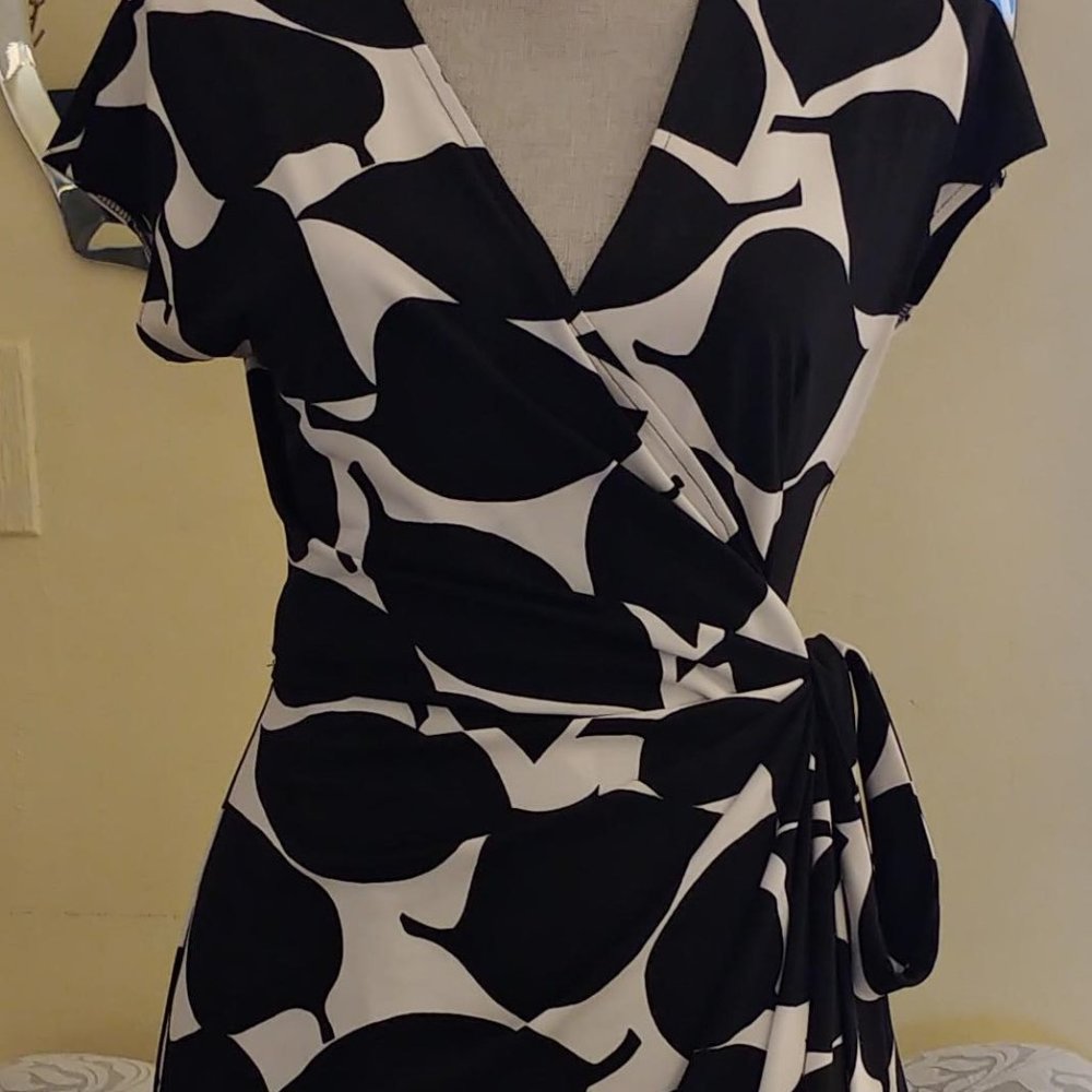 AVAILABLE - Maggy London Wrap Black/White Print Dress - SO CUTE! Size 8 (knee l…